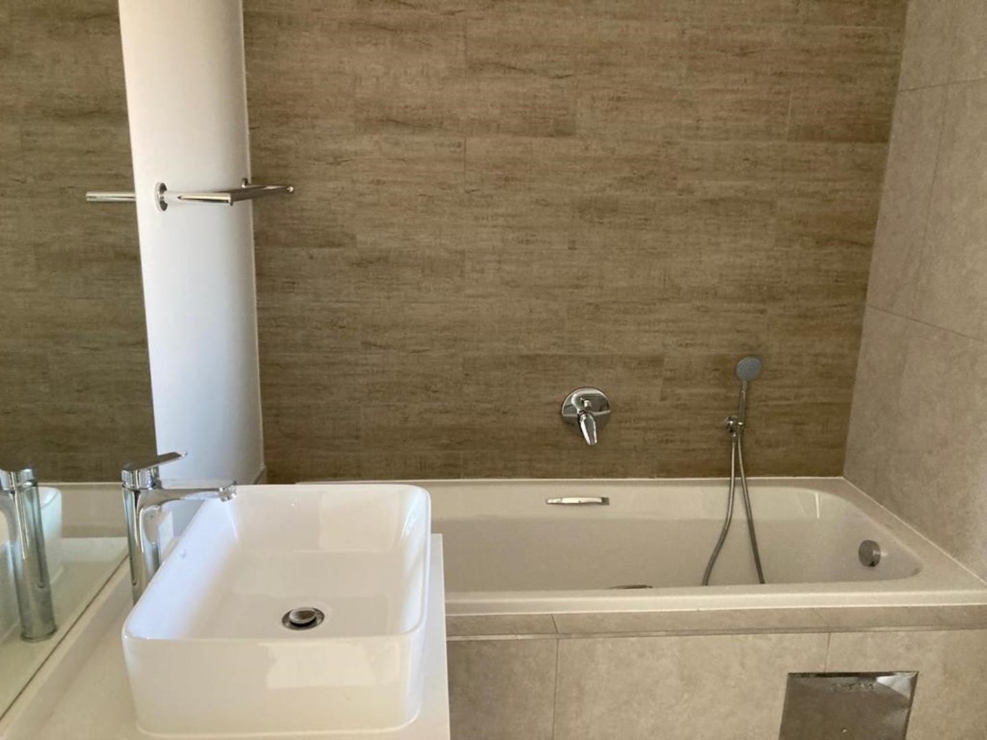 768654_cblos_1_bed_bathroom.jpg