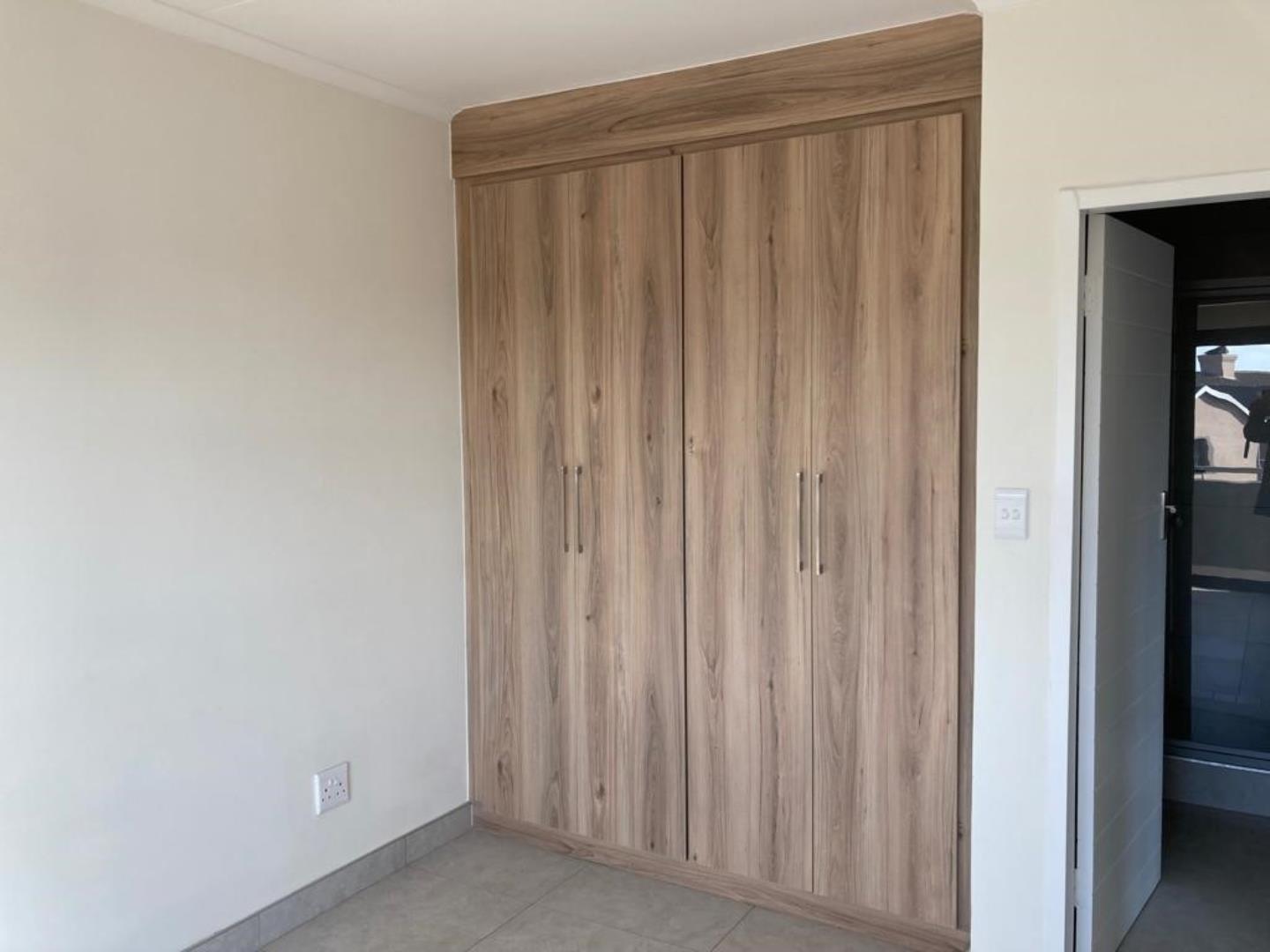768654_cblos_1_bed_master_cupboards.jpg